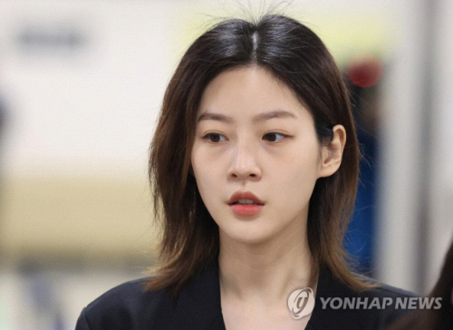 지난해 5월 음주운전을 하다 가로수와 변압기 등을 들이받은 사고를 낸 배우 김새론이 5일 오전 서울 서초구 서울중앙지법에서 열린 1심 선고공판에 출석하고 있다. [연합뉴스 자료사진]